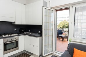 Fridge, microwave, oven, stovetop - FIUMICINO BUSINESS & VACATION APARTMENT CIR 5572 (Fiumicino)