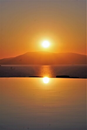 Ligstoelen aan het strand