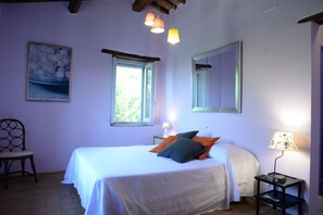 5 bedrooms, desk, soundproofing, iron/ironing board