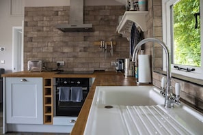 Fridge, microwave, oven, stovetop - Pengelly is Laid back luxury in 9-acres of countryside right near the beach (Kilkhampton, Bude)