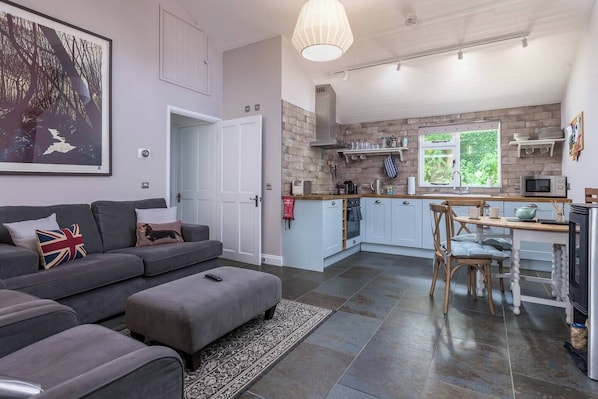 Smart TV, fireplace - Pengelly is Laid back luxury in 9-acres of countryside right near the beach (Kilkhampton, Bude)