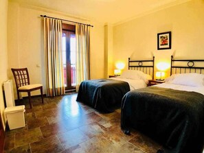 2 habitaciones, tabla de planchar con plancha, wifi y ropa de cama