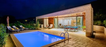 Holidays for the soul in a new and modern bungalow with pool and sea view