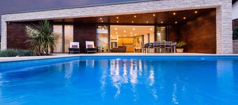 Holidays for the soul in a new and modern bungalow with pool and sea view