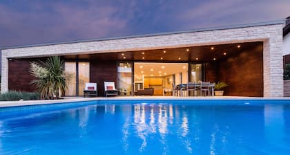 Holidays for the soul in a new and modern bungalow with pool and sea view