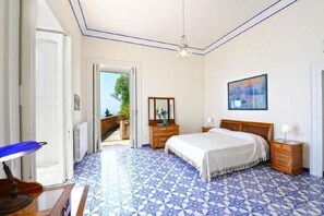 2 chambres, coffres-forts dans les chambres, bureau