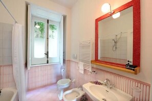 Een bad/douchecombinatie, een haardroger