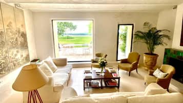 Televisión, chimenea, libros y estéreo