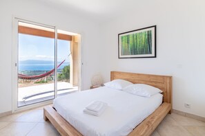 5 slaapkamers, een strijkplank/strijkijzer, wifi, beddengoed