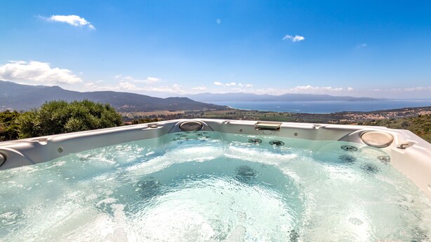 Un jacuzzi con una vista panorámica del paisaje costero.
