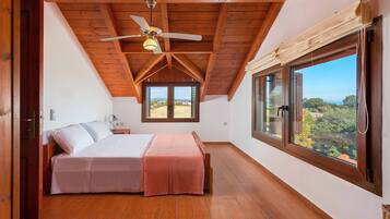 5 bedrooms, iron/ironing board, WiFi, bed sheets