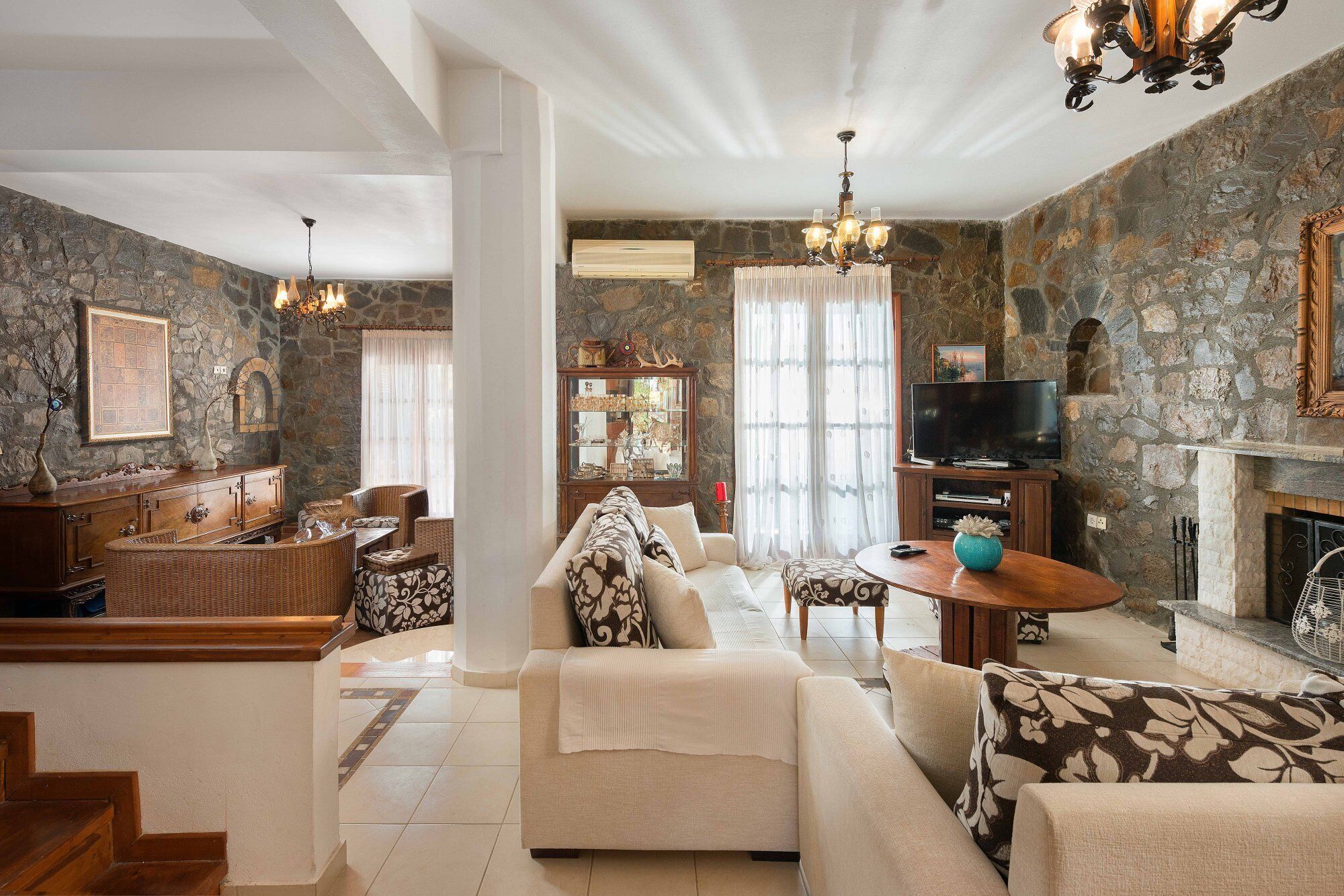 Televisor, llar de foc, reproductor de DVD i llibres 