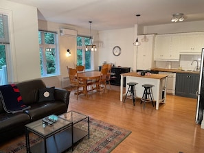 Een televisie en een open haard