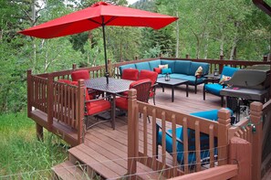 Outdoor dining - Rustic Historic Mountain Cabin by Pikes Peak.   (Cascade-Chipita Park)