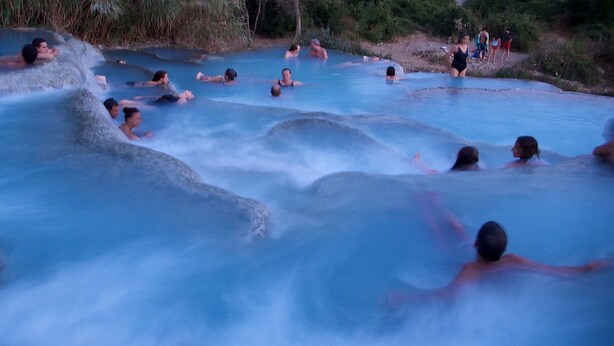 Een warmwaterbron, mensen ontspannen in het water.