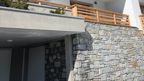 Un immeuble à plusieurs étages, doté de balcons en bois et d’une façade en pierre.