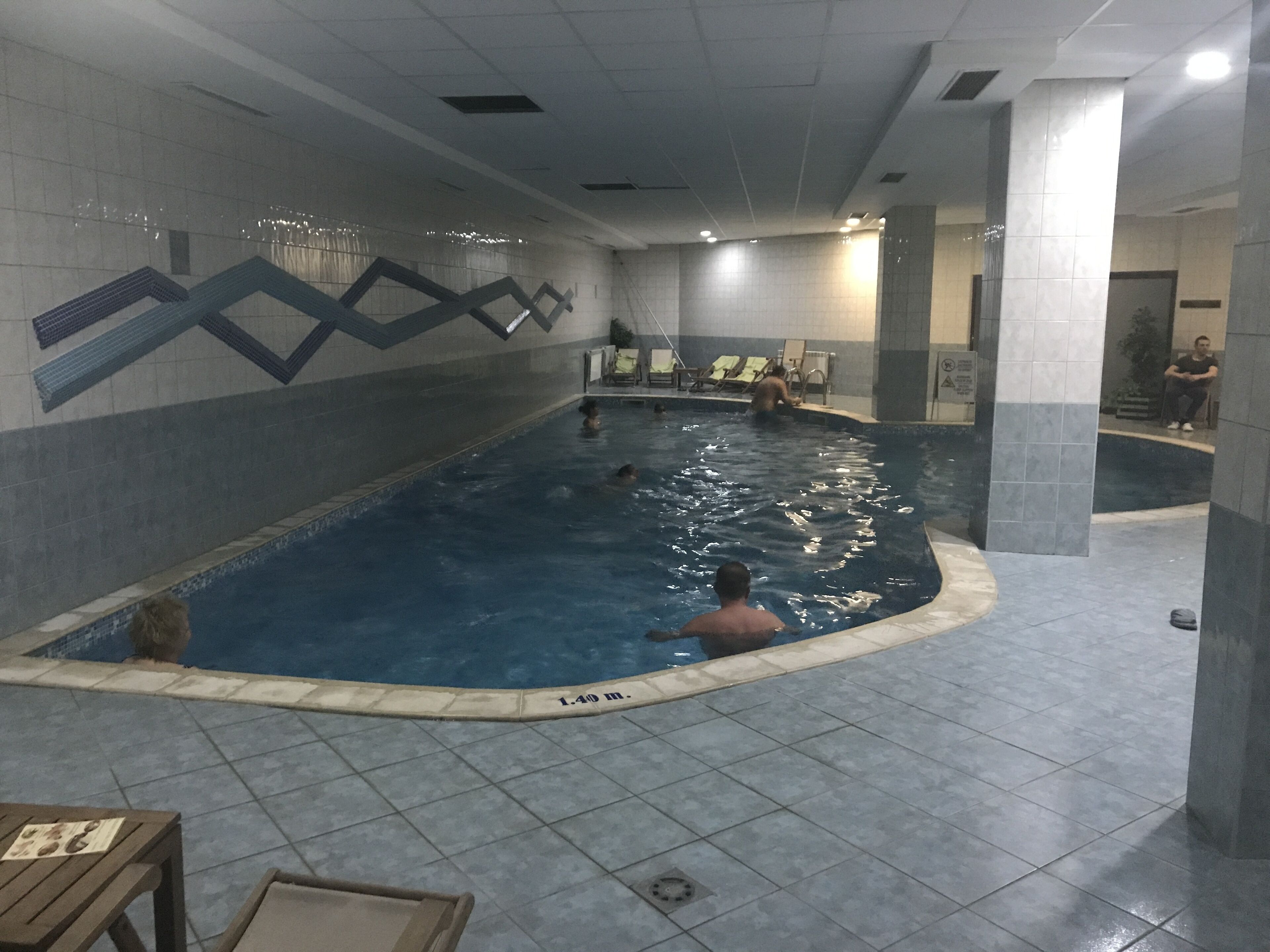 Una piscina cubierta, una piscina climatizada