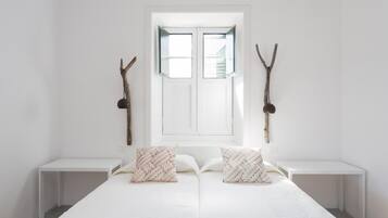 2 bedrooms, iron/ironing board, internet, bed sheets