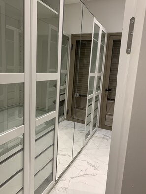 5 habitaciones, caja de seguridad en la habitación y muebles diferentes 