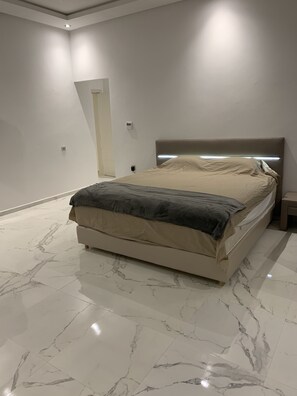 5 عدّة غرف نوم وخزنة داخل الغرفة وطراز فريد لكل وحدة