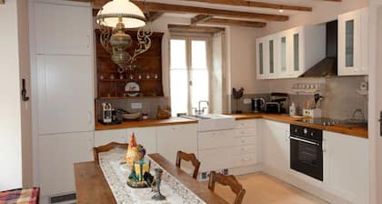 Chez Hall, La Grange, 2bdr/2bth converted barn bursting with charm, Meursault