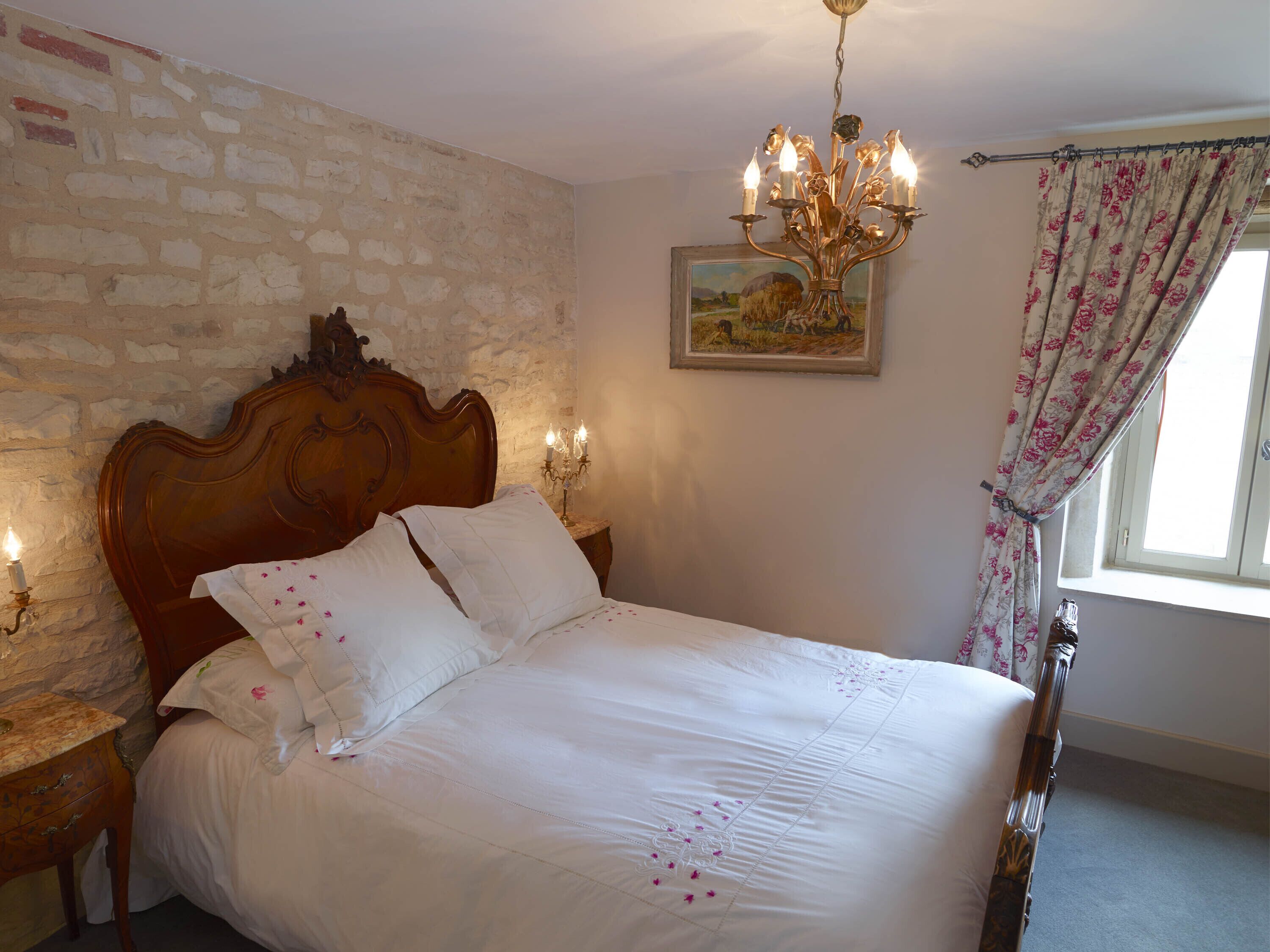 2 bedrooms, iron/ironing board, internet, bed sheets