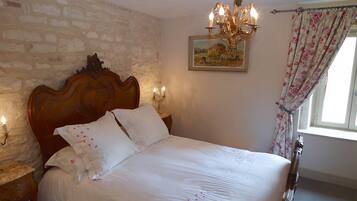 2 bedrooms, iron/ironing board, internet, bed sheets