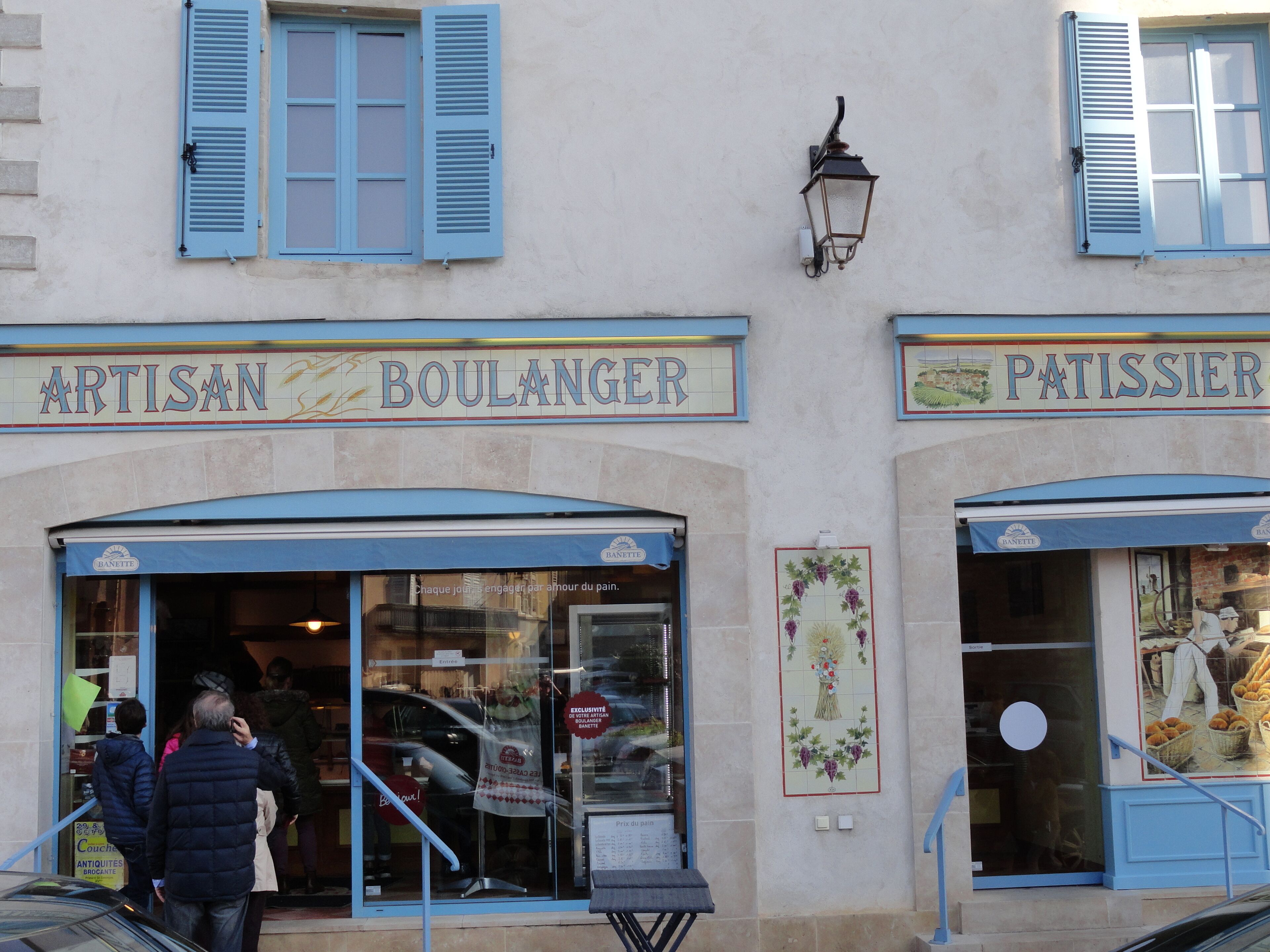 Geschäfte mit Schildern für 'Artisan Boulanger' und 'Pâtissier'.
