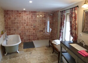 Bathtub, hair dryer, towels - Chez Hall, La Grange, 2bdr/2bth converted barn bursting with charm, Meursault (Meursault)