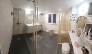 Douche, sĂšche-cheveux, serviettes fournies, savon