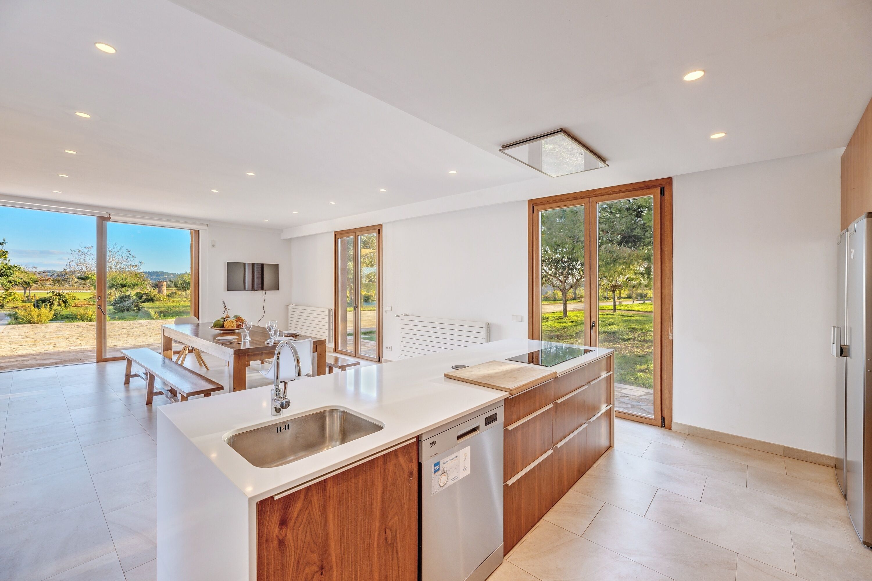 Frigorífico, microondas, horno y placa de cocina