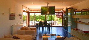 Televisie, een dvd-speler en een stereo