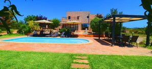 A backyard with a swimming pool, lounge chairs, and a covered patio area. - Son Vigili, Free Wi-Fi, private pool, Air conditioning (Campos)