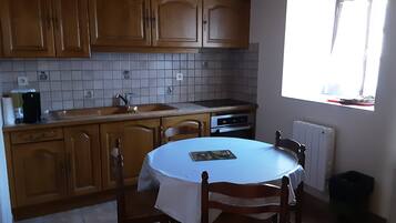 Réfrigérateur, micro-ondes, four