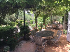 Terrasse de charme à l'ombre