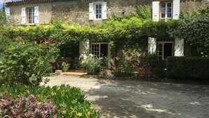 A rustic stone house with a garden. - Family house between Toulouse and Carcassonne (Saint-Paulet)