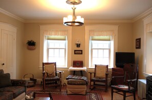 Een smart-tv, een dvd-speler, boeken en een printer