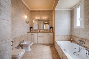 Ducha y bañera combinadas, bañera de hidromasaje y secador de pelo