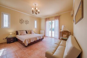 5 bedrooms, iron/ironing board, free WiFi, bed sheets