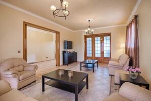 TV, fireplace, video games, DVD player - Royal Classico Villa in Kolympia (Unknown)