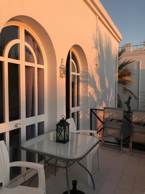 تناول الطعام بالخارج