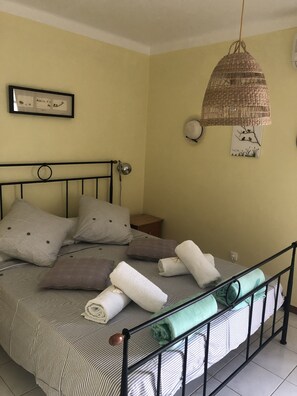 2 habitaciones, tabla de planchar con plancha, wifi y ropa de cama 