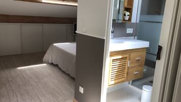 3 slaapkamers, een strijkplank/strijkijzer, gratis wifi