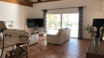 Televisie en een tafeltennistafel