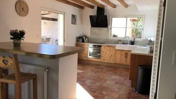 Een koelkast, een microgolfoven, een oven, een kookplaat