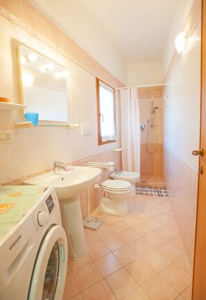 Douche, séchoir à cheveux, bidet