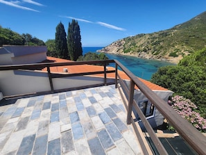 Property grounds - Villa with panoramic terrace directly on the sea, Elba Island (Rio)