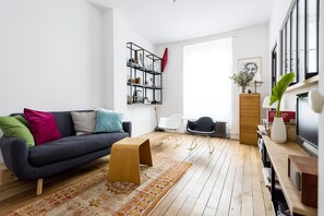 Fernseher, DVD-Player, Bücher, Stereoanlage