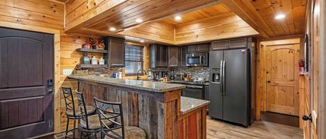 Micro-ondes, lave-vaisselle, épices, tables à manger