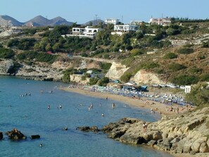 Beach nearby, sun loungers - Offer in May: only EUR 59 per day. Everything is blooming, bathing weather, but not too hot! (Kalathas / Chania)